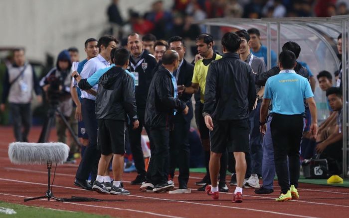 CĐV Thái Lan: Hãy đuổi ngay trợ lý khiêu khích HLV Park Hang Seo