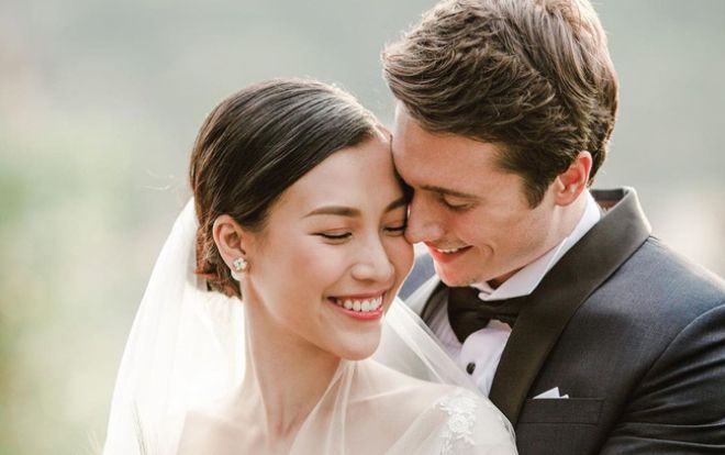 Cuối cùng MC Hoàng Oanh cũng chịu khoe ảnh cưới có sự xuất hiện của chú rể