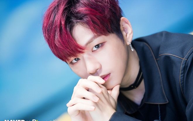 Dù xuất hiện đầy bất ngờ, Kang Daniel vẫn nhận được không ngớt lời khen bởi khí chất hoàn hảo của mình
