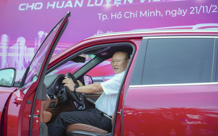 VinFast tặng xe sang Lux SA2.0 hơn 1,8 tỷ đồng cho HLV Park Hang-seo