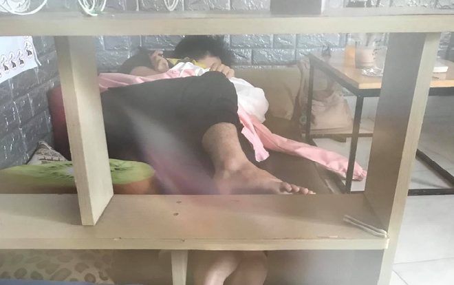 Lại thêm một cặp đôi ‘vô tư’ nằm ôm nhau giữa quán cà phê khiến nhiều người chỉ biết lắc đầu ngao ngán