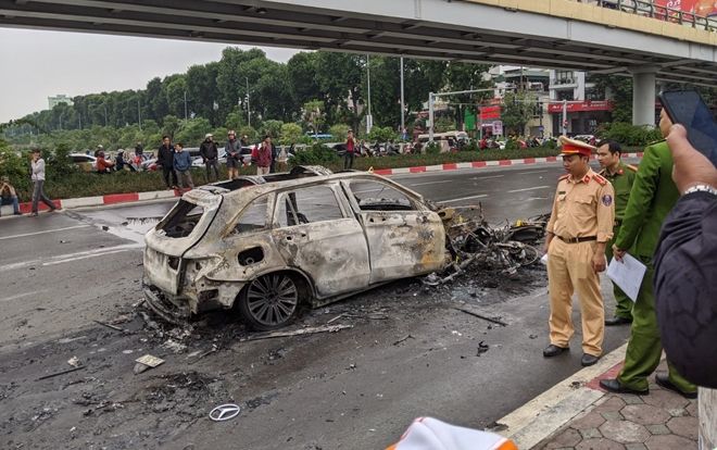 Đã có người thân đến nhận diện thi thể cô gái bị ô tô Mercedes tông tử vong ở chân cầu vượt Lê Văn Lương