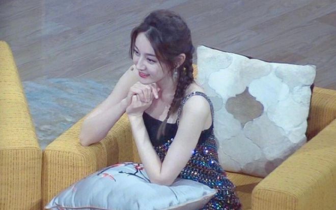 Địch Lệ Nhiệt Ba khiến fan 'dậy sóng' với nhan sắc xinh đẹp, làn da trắng mịn qua loạt ảnh hậu trường chưa chỉnh sửa