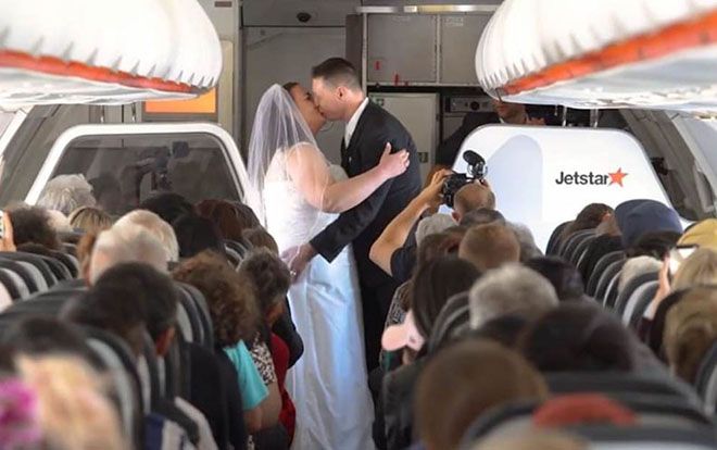 Cặp đôi tổ chức lễ cưới khi máy bay đạt 11.000 mét, hành khách reo hò chúc mừng
