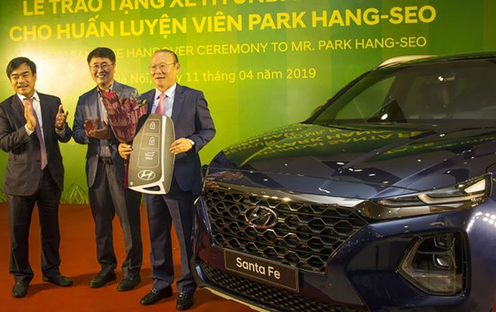 Kể từ khi dẫn dắt đội tuyển Việt Nam, ông Park Hang Seo đã được tặng bao nhiêu 'xế hộp'?