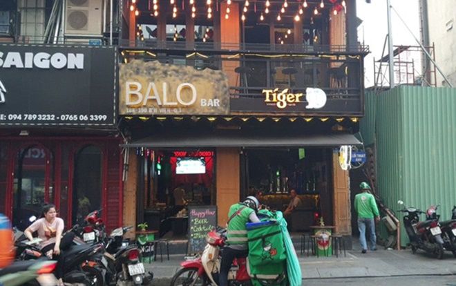 Khống chế nam thanh niên nghi ngáo đá cầm dao cố thủ trong nhà dân ở phố Bùi Viện