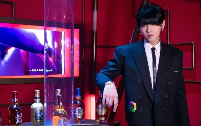 Sau tin đồn hẹn hò, Ngô Diệc Phàm tung tạo hình tóc mái ngang theo trào lưu thời trang