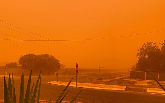 Cháy rừng dữ dội khiến bầu trời chuyển đỏ cam, ngập trong khói mù ở Australia