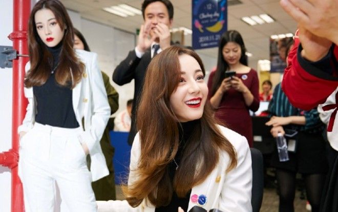 Địch Lệ Nhiệt Ba xinh đẹp xuất hiện tại sự kiện 'Ngày từ thiện' cùng Cao Vỹ Quang