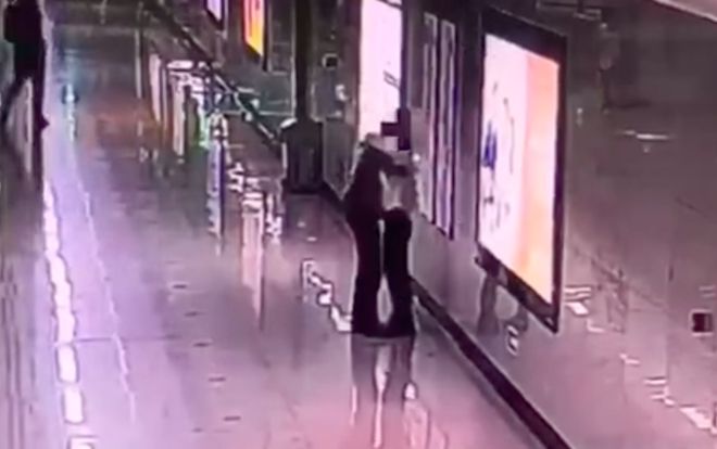 Không muốn con gái sợ hãi, bà mẹ ôm mặt khóc một mình ngoài ga tàu và hành xử cảm động của nữ nhân viên