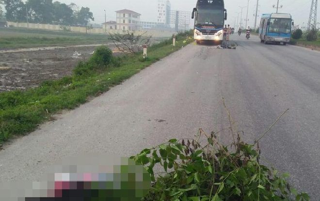 Đi bộ qua đường lúc rạng sáng, 2 bố con bị xe khách tông tử vong