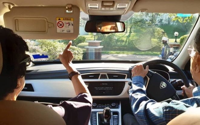 Thủ tướng 94 tuổi của Malaysia lái xe chở vợ đi hẹn hò gây bão MXH