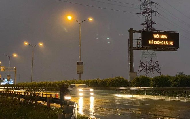 Tài xế hoang mang khó hiểu vì dòng chữ 'Trời mưa thì không lái xe' trên cao tốc Long Thành