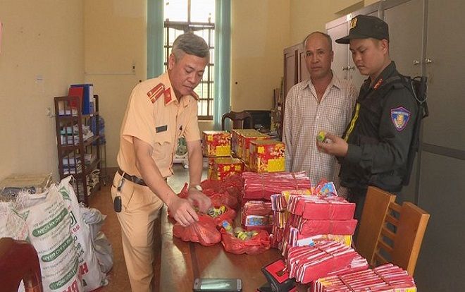 Bố mua 120kg pháo lậu về bán để kiếm tiền… làm đám cưới cho con trai