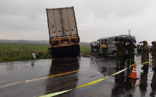 Tai nạn giao thông nghiêm trọng giữa container và xe khách khiến 13 người thương vong