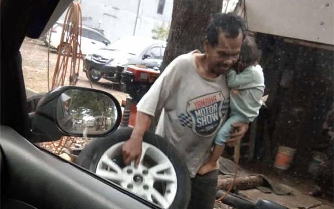 Ông bố đơn thân cõng theo con gái đi làm khiến cộng đồng xúc động