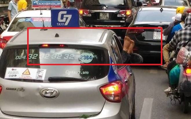 Hình ảnh 'thượng đế' thò đôi chân kém duyên từ cửa xe taxi trên phố Hà Nội khiến nhiều người ngao ngán