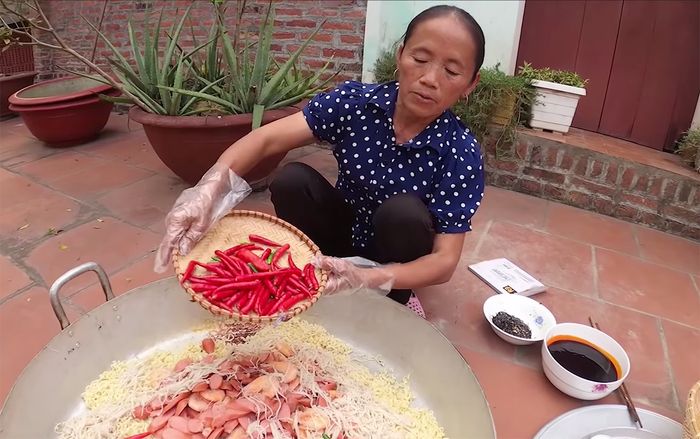 Làm món mỳ siêu cay, Bà Tân Vlog khiến dân mạng khiếp vía vì dùng luôn cả rổ ớt chưa cắt