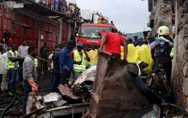 Cất cánh được vài phút, máy bay lao sầm vào khu dân cư khiến ít nhất 27 người chết