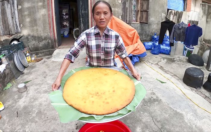 Làm bánh khoai 'siêu to khổng lồ' thất bại, Bà Tân Vlog vẫn được cư dân mạng khen vì cách 'chữa cháy' quá duyên