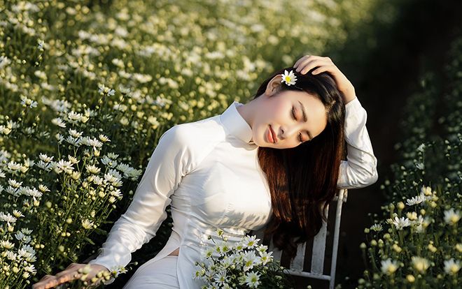 Yan My khoe khéo vòng eo nuột nà khi mặc áo dài tỏa sáng bên cúc họa mi