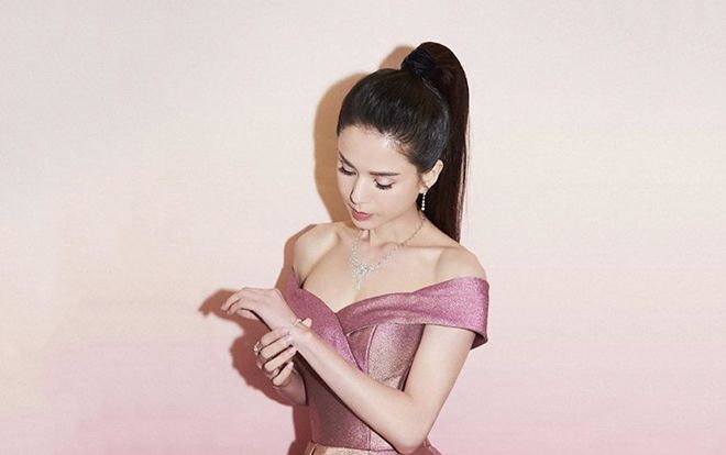 Xa Thi Mạn eo thon đọ sắc với mỹ nhân không tuổi Lý Nhược Đồng khoe trọn ngực đầy trên thảm đỏ