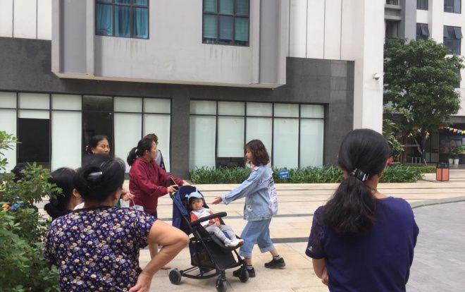 Người cha chết lặng, quỳ khóc thảm thiết khi con gái 12 tuổi rơi từ tầng 39 chung cư Goldmark City tử vong