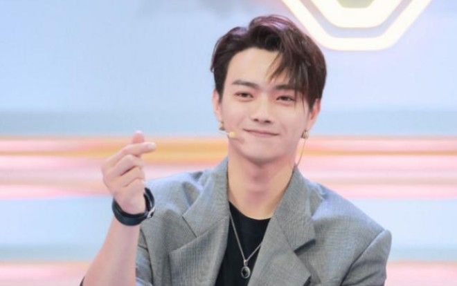 Hứa Khải yêu cầu fan: 'Đừng mua quà tặng nữa, viết thư tay là được rồi'