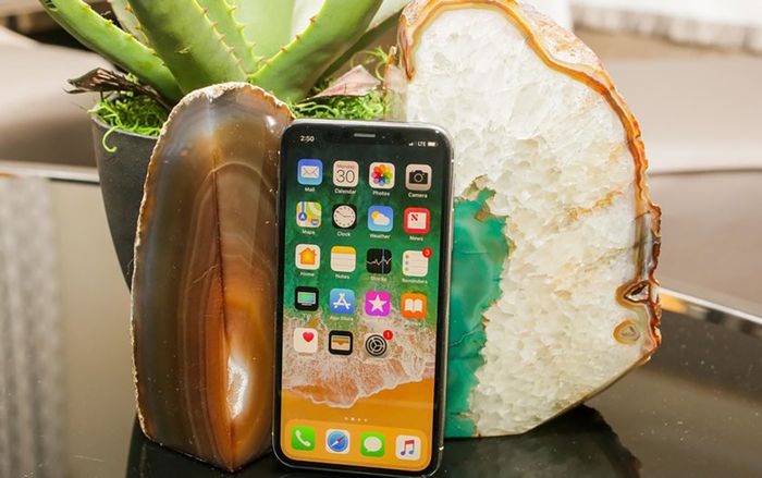 iPhone X rẻ bất ngờ giá 9 triệu đồng hút khách tại Việt Nam