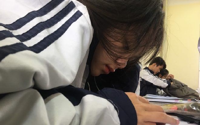 Chỉ với bức ảnh ‘khoe’ bạn cùng bàn, cô nàng này ngay lập tức được cư dân mạng rần rần truy tìm 'info'