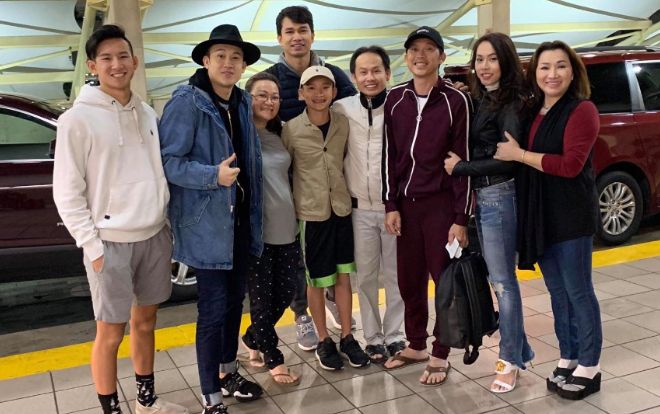 Hoài Linh mặc chất lừ, đoàn tụ với các thành viên trong gia đình tại Mỹ