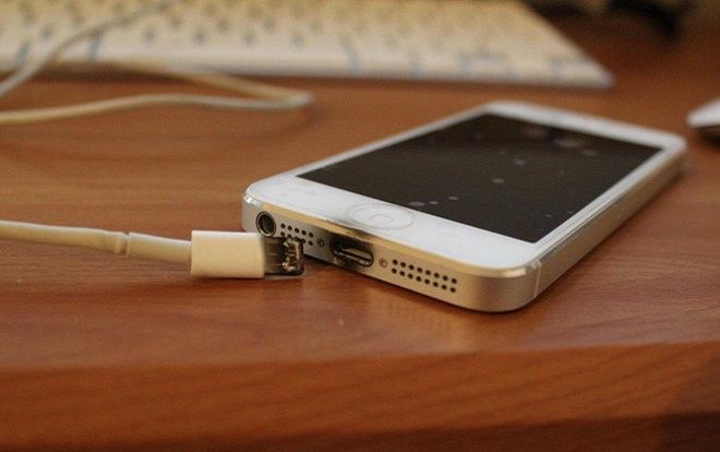 Sử dụng điện thoại trong lúc sạc pin gây nổ, nam thiếu niên 16 tuổi phải cắt cụt bàn tay