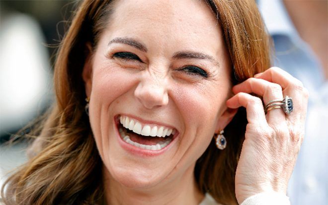 Công nương Kate đeo tận 3 chiếc nhẫn trên cùng một ngón tay, lý do đằng sau khiến ai cũng xúc động
