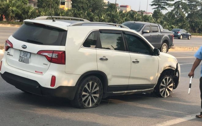 Nhiều người dân chặn tài xế lái ô tô Kia gây tai nạn liên hoàn rồi bỏ chạy