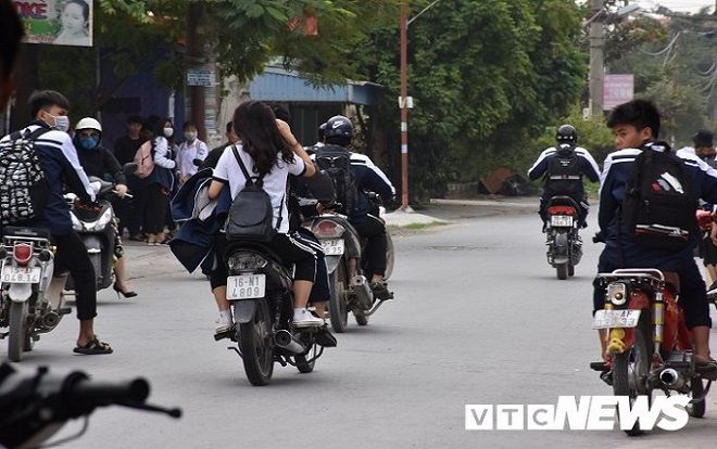 Ảnh: Học sinh nẹt pô, kẹp ba náo loạn đường phố Hải Phòng