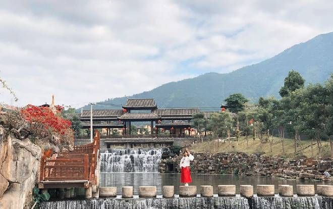 Giới trẻ 'phát sốt' với 'phiên bản thu nhỏ của Phượng Hoàng Cổ Trấn' ngay sát vách Sapa