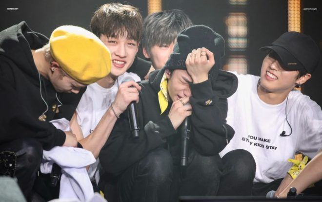 Huynjin (Stray Kids) bật khóc trên sân khấu concert: 'Các fan ơi đừng bỏ rơi chúng mình nhé!'