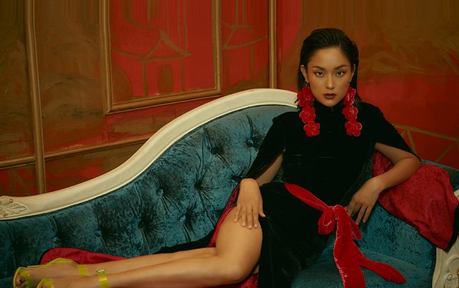 Đầm nhung tôn nét yêu kiều cho giai nhân trong dạ tiệc thu đông