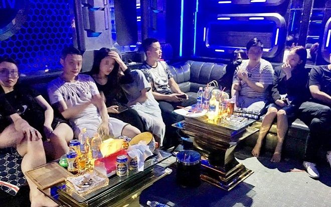 Phát hiện 10 người nước ngoài và 4 người Việt đang 'phê' ma túy trong phòng karaoke