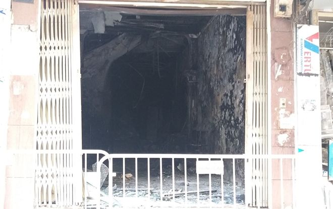 Cháy lớn nhà 3 tầng trên phố cổ Hà Nội, cảnh sát giải cứu hai người phụ nữ ra ngoài