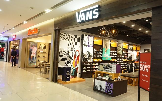 Trái ngược ngày Black Friday: Nơi đông nghịt, chốn vắng khách mua sắm