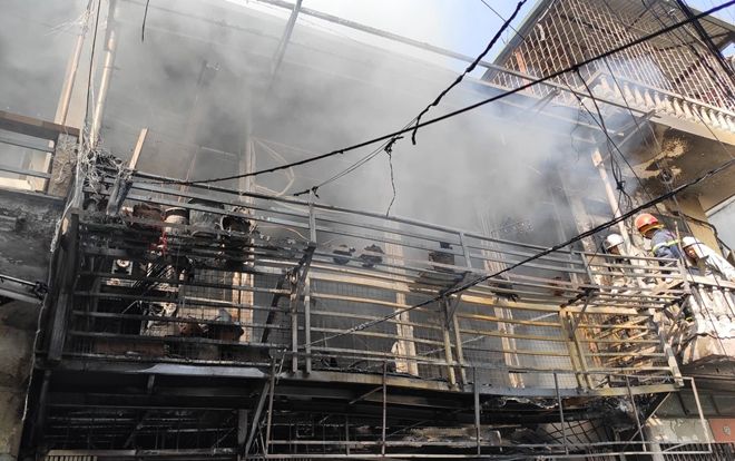 Kinh hoàng nổ bình gas gây cháy lớn, nhiều người dân ở Hà Nội hoảng loạn tháo chạy ra ngoài