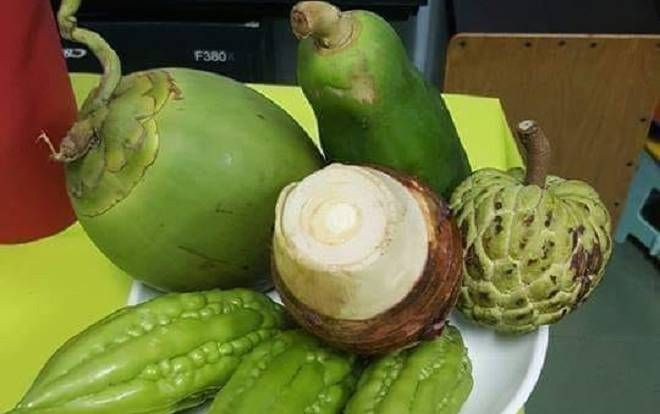 Mùa thi đang cận kề, các cô cậu học trò chuẩn bị mâm ngũ quả với ước nguyện 'cầu vừa đủ qua môn' khiến CĐM thích thú