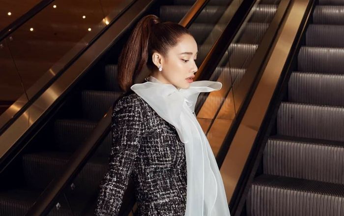 Nhã Phương khoe chân dài tít tắp, nhưng mọi sự chú ý lại dồn vào bộ móng của cô nàng