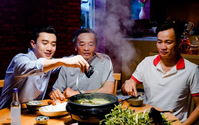 Quốc Trường nấu lẩu mắm đãi gia đình, chia sẻ kỷ niệm đáng nhớ cùng anh hai