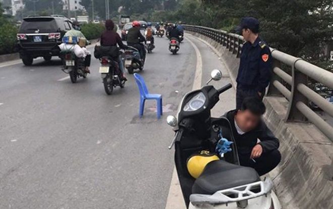 Truy tìm ô tô bán tải gây tai nạn khiến bé trai 5 tuổi tử vong, người mẹ bị thương nặng rồi bỏ chạy