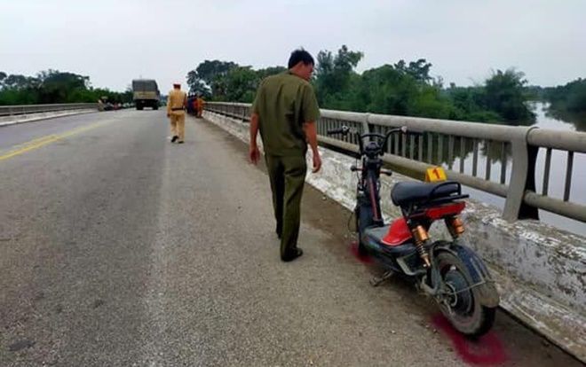 Nữ sinh để lại xe máy điện cùng bức thư rồi nghi nhảy cầu tự tử