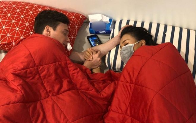 'Lịm tim' khoảnh khắc vợ chồng Hoàng Oanh 'sập nguồn' vẫn tay trong tay tình cảm