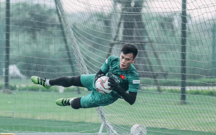 Cận cảnh thủ môn Bùi Tiến Dũng mắc sai lầm trước U22 Indonesia