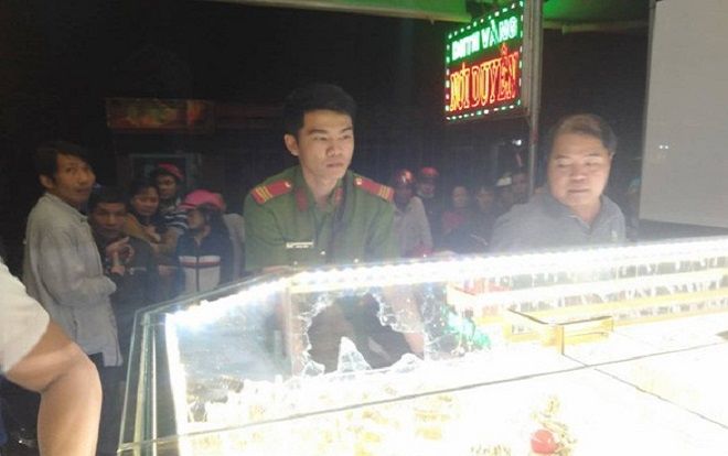 Đang chăm chú xem đá banh, chủ tiệm vàng tá hỏa phát hiện trộm đập vỡ kính cướp tài sản